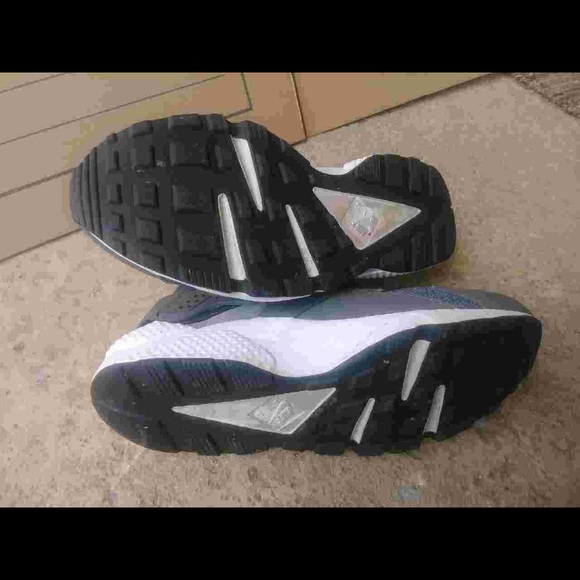 Nike Air Hurache - Picture 3 of 3